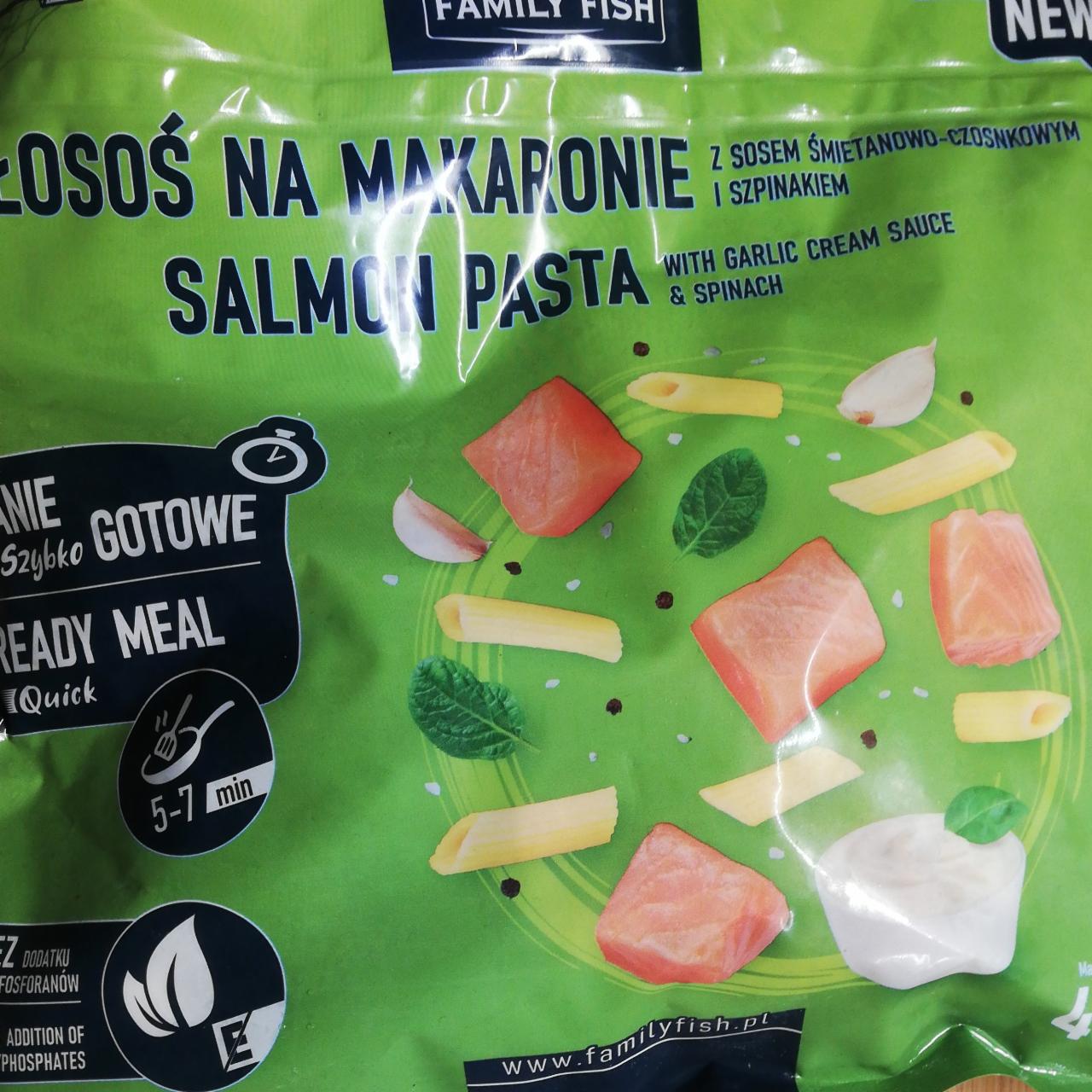 Zdjęcia - Łosoś na makaronie z sosem śmietanowo-czosnkowym i szpinakiem Family Fish