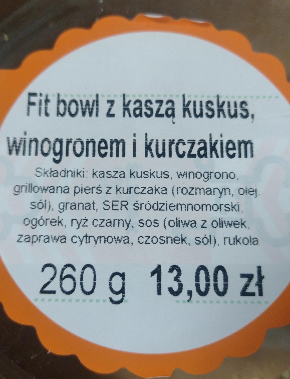 Zdjęcia - Fit bowl z kaszą kuskus winogronem i kurczakiem Ślimak