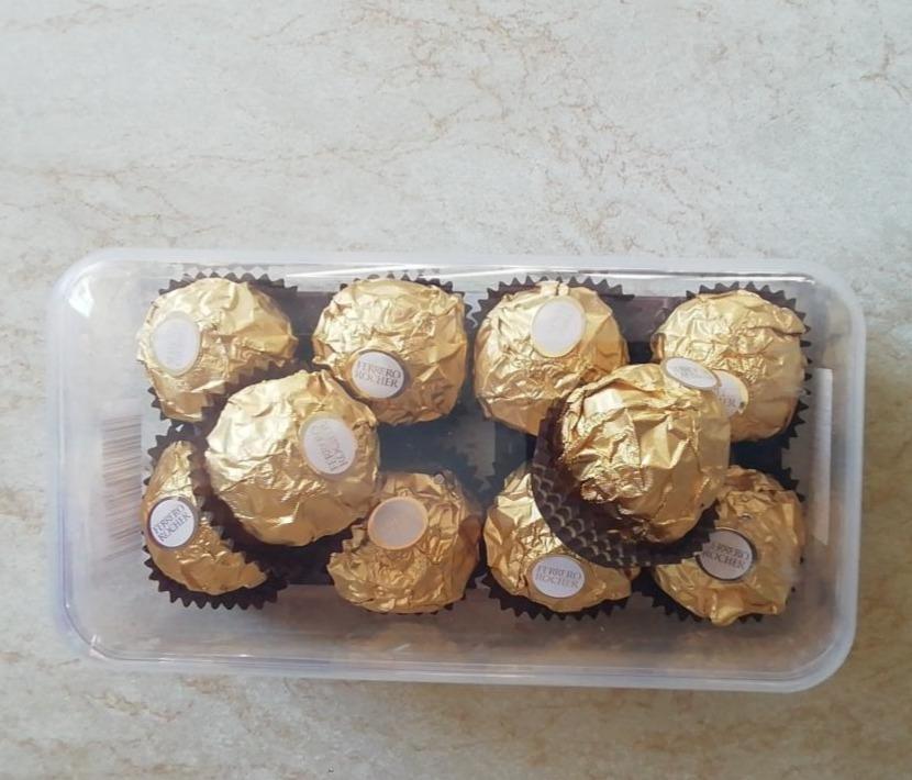 Zdjęcia - Ferrero Rocher (chrupiący wafelek z kremowym nadzieniem i orzechem laskowym w czekoladzie)