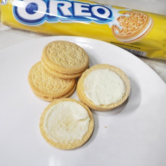 Zdjęcia - Oreo Golden Ciastka z nadzieniem o smaku waniliowym 44 g (4 sztuki)