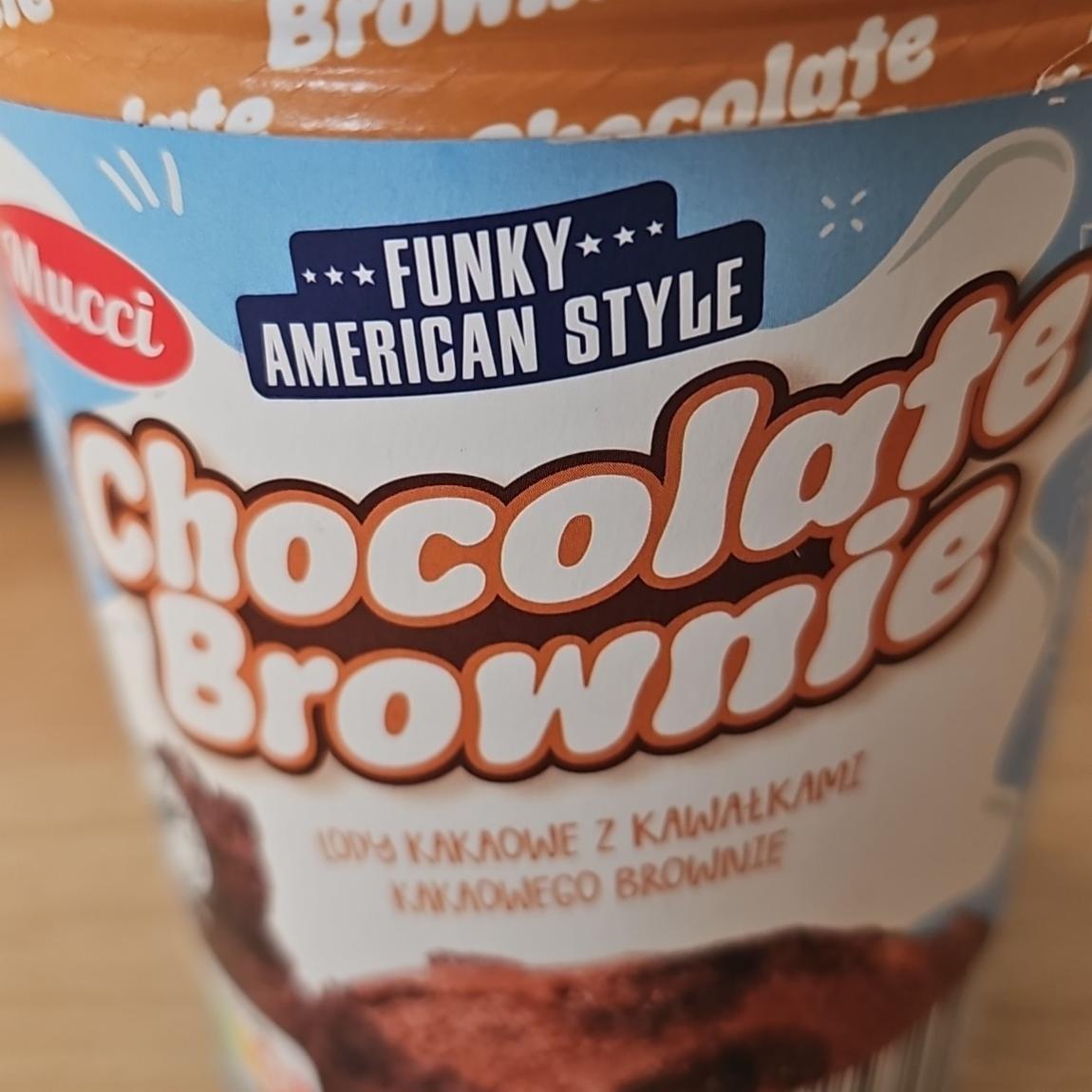 Zdjęcia - Lody kakaowe z kawałkami kakaowego brownie chocolate brownie Mucci