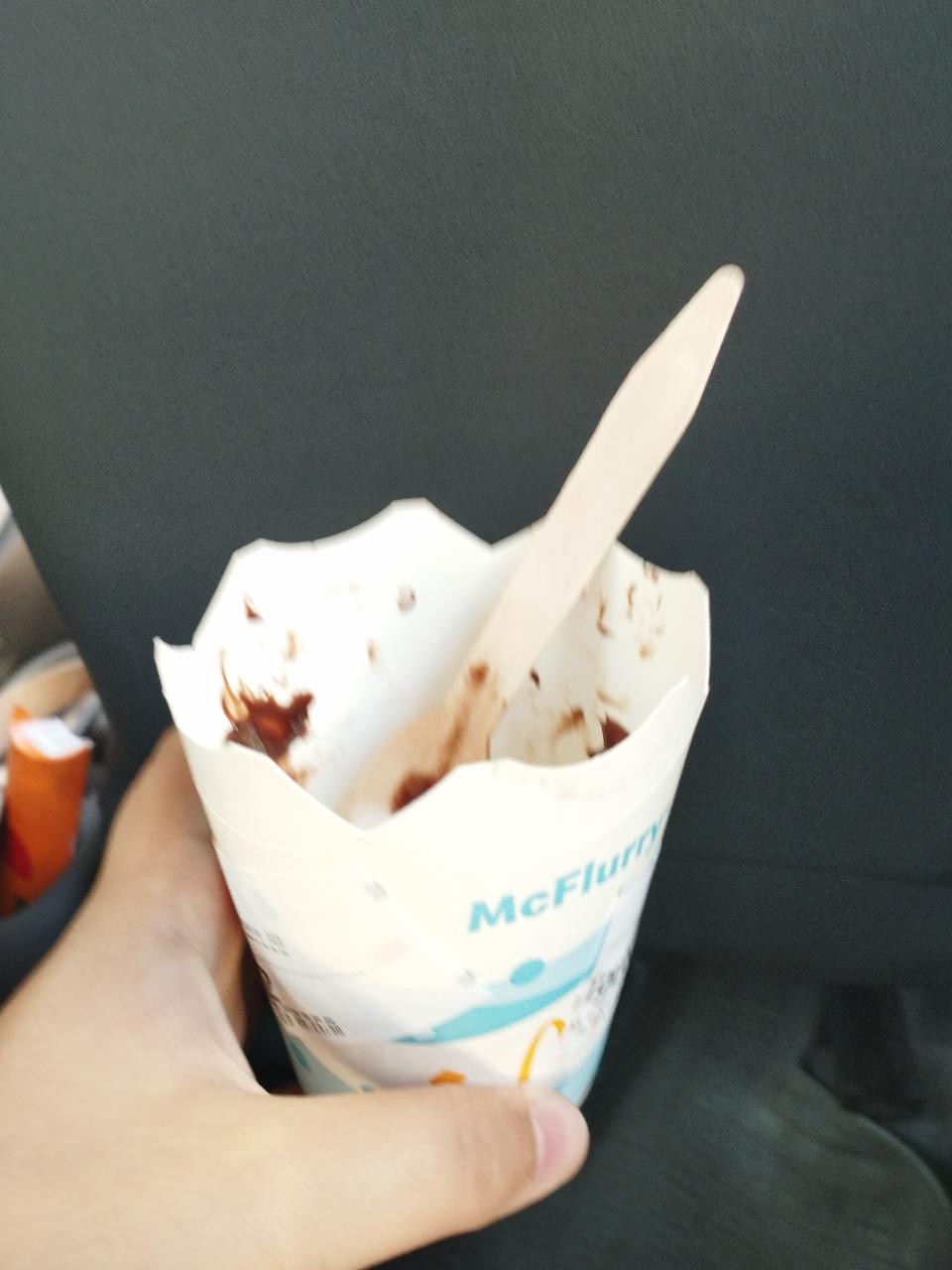 Zdjęcia - McFlurry Lion o smaku czekoladowym z polewą o smaku karmelowym McDonald's