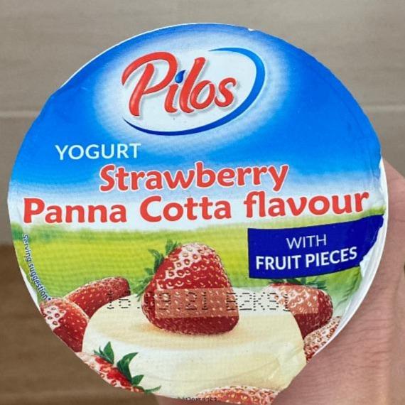 Zdjęcia - Yogurt strawberry panna cotta flavour with fruit pieces Pilos