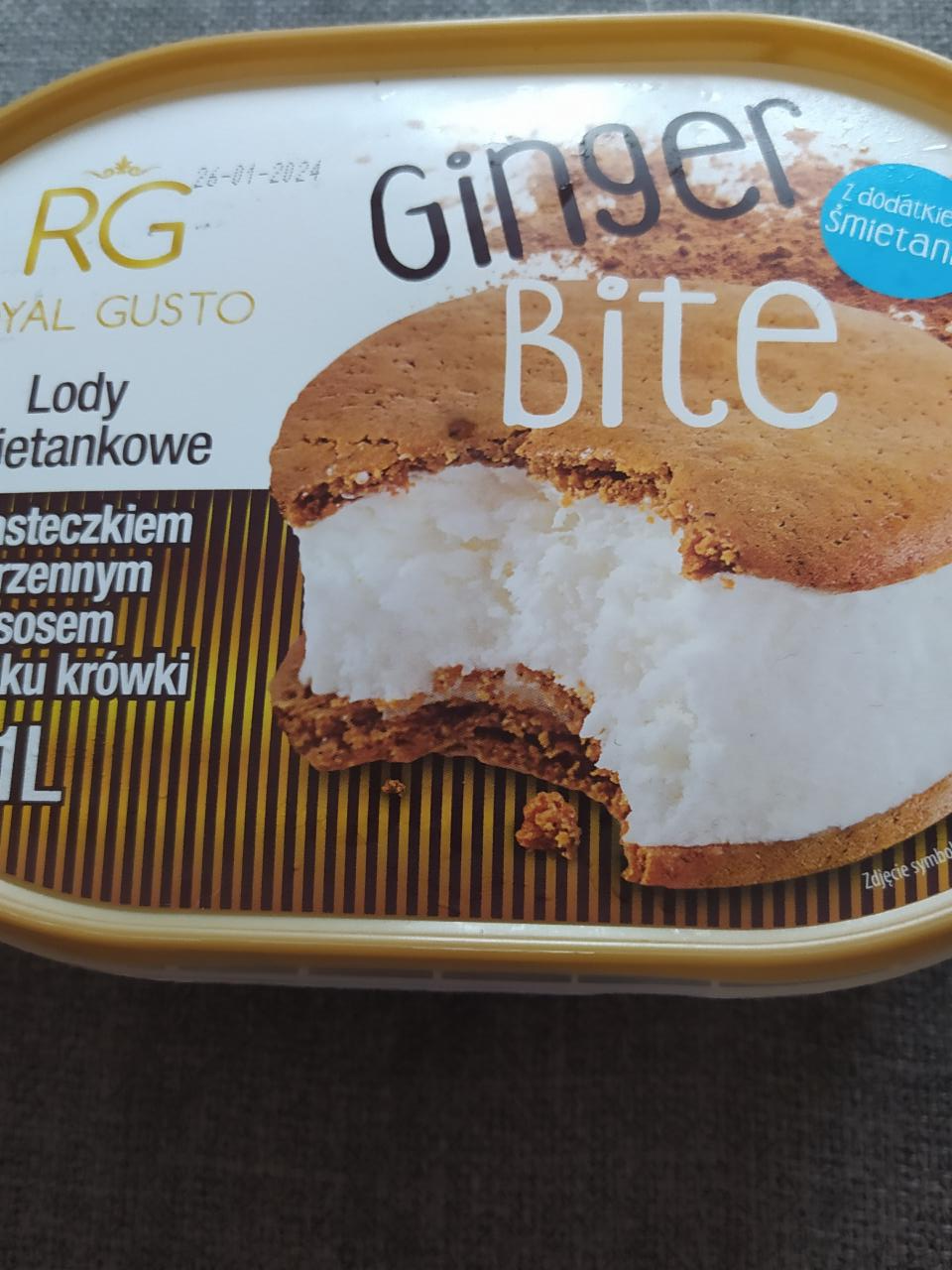 Zdjęcia - Lody śmietankowe z ciasteczkiem korzennym i sosem o smaku krówki royal gusto