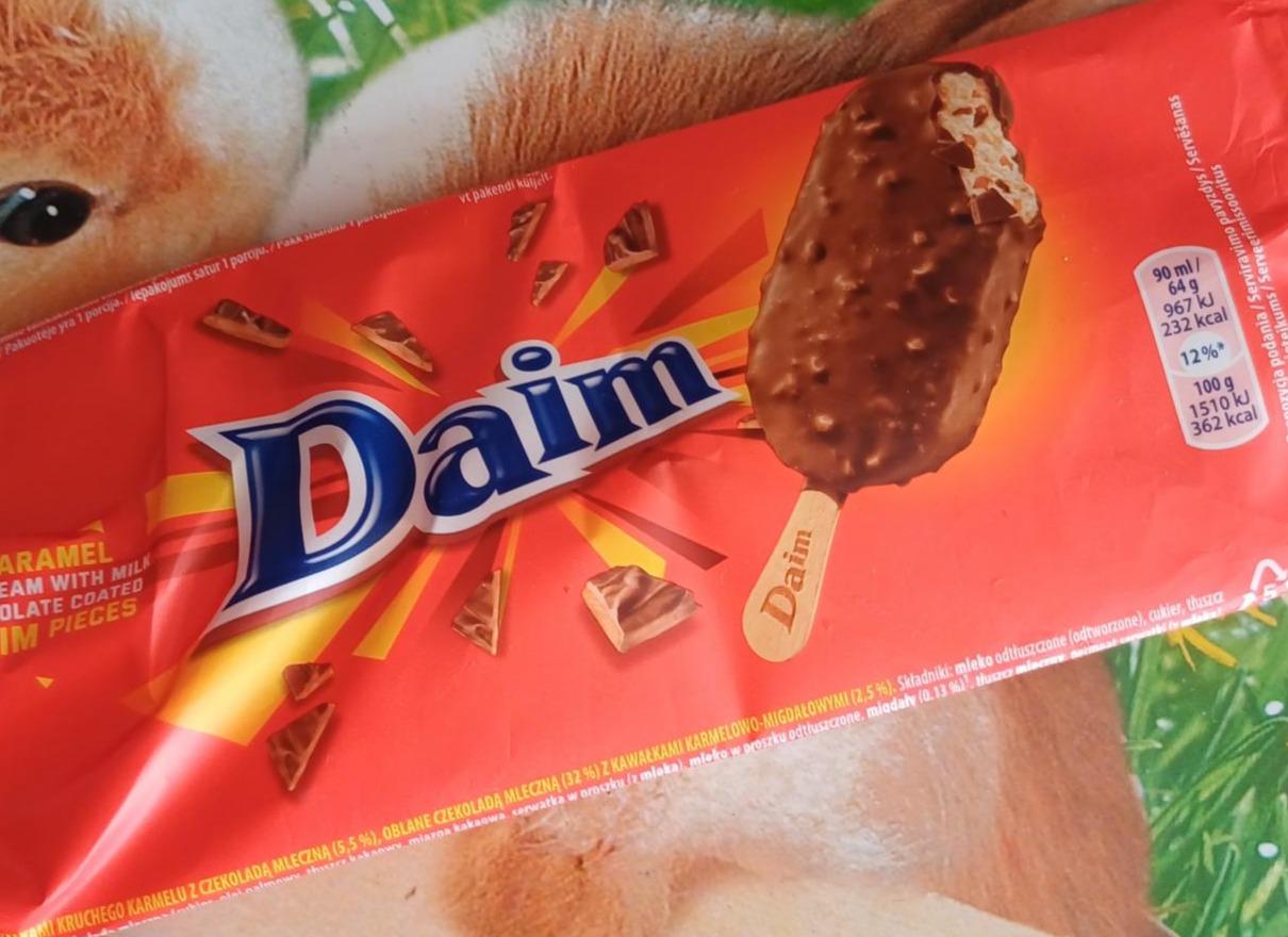 Zdjęcia - Caramel ice cream with milk choclate coated Daim