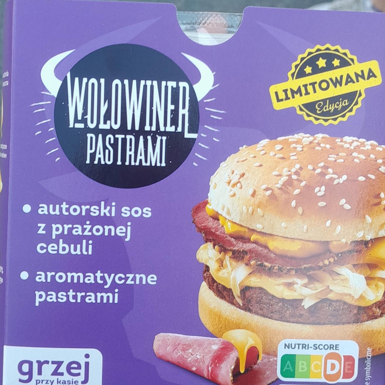 Zdjęcia - Burger wołowy z sosem cebulowym, pastrami, kapustą i serem Wołowiner pastrami