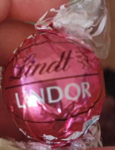 Zdjęcia - Lindt Lindor Biała czekolada i trufle truskawkowe z nadzieniem śmietankowym 200 g