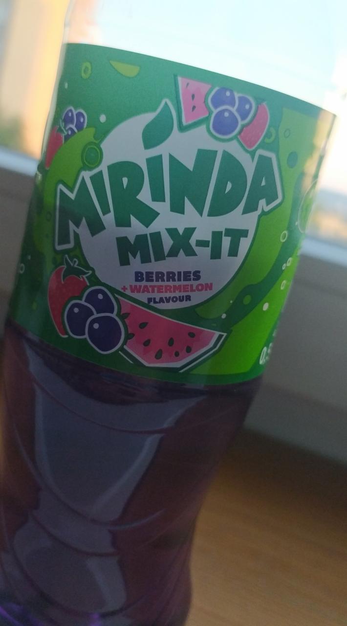 Zdjęcia - Mirinda Mix-It Berries + Watermelon Napój gazowany 0,5 l