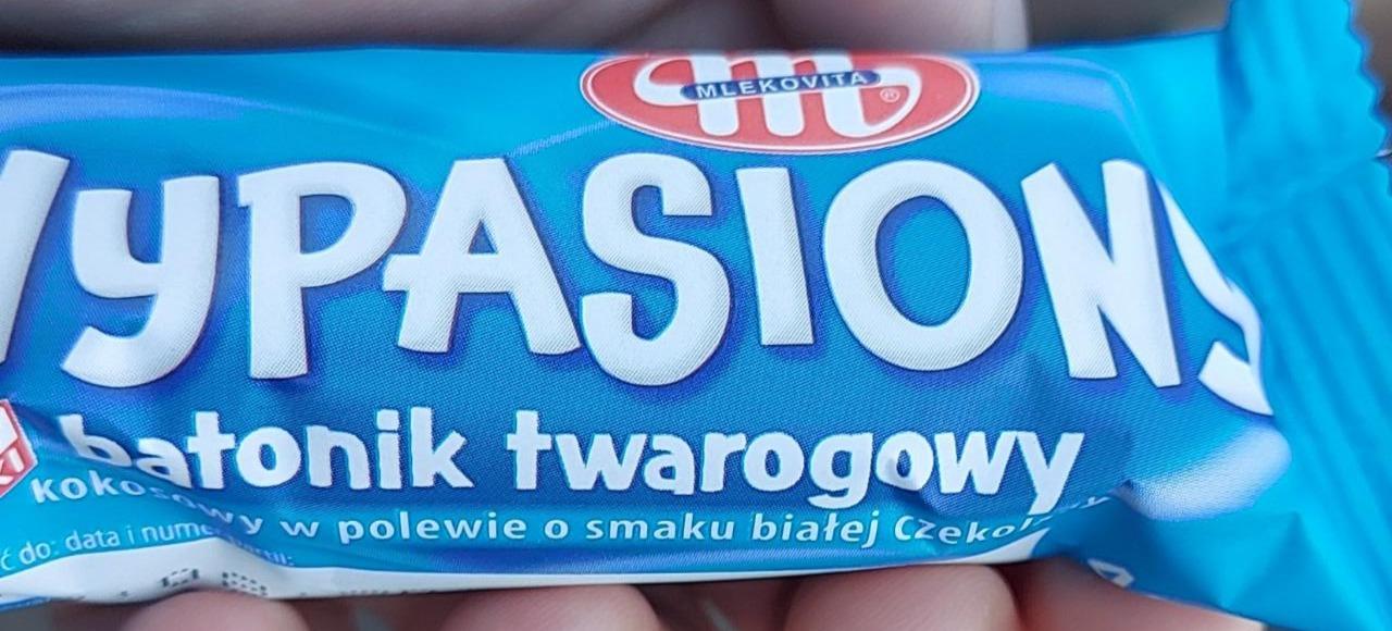 Zdjęcia - Wypasiony batonik twarogowy smak kokosowy w białej czekolady Mlekovita