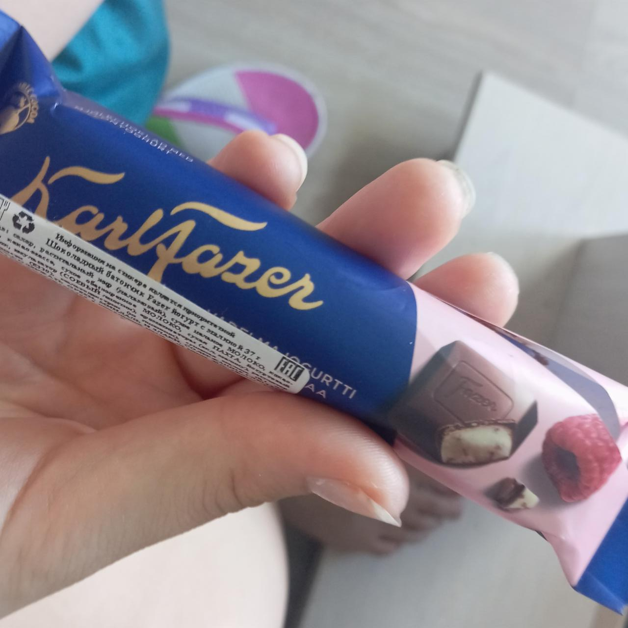 Zdjęcia - Rasberry yoghurt in milk chocolate Karl Fazer