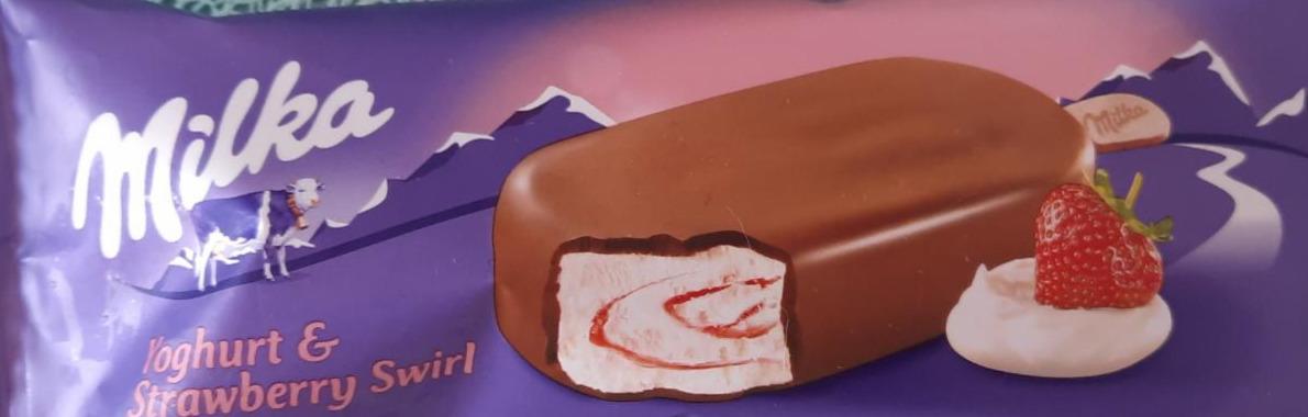 Zdjęcia - milka yoghurt & strawberry swirl