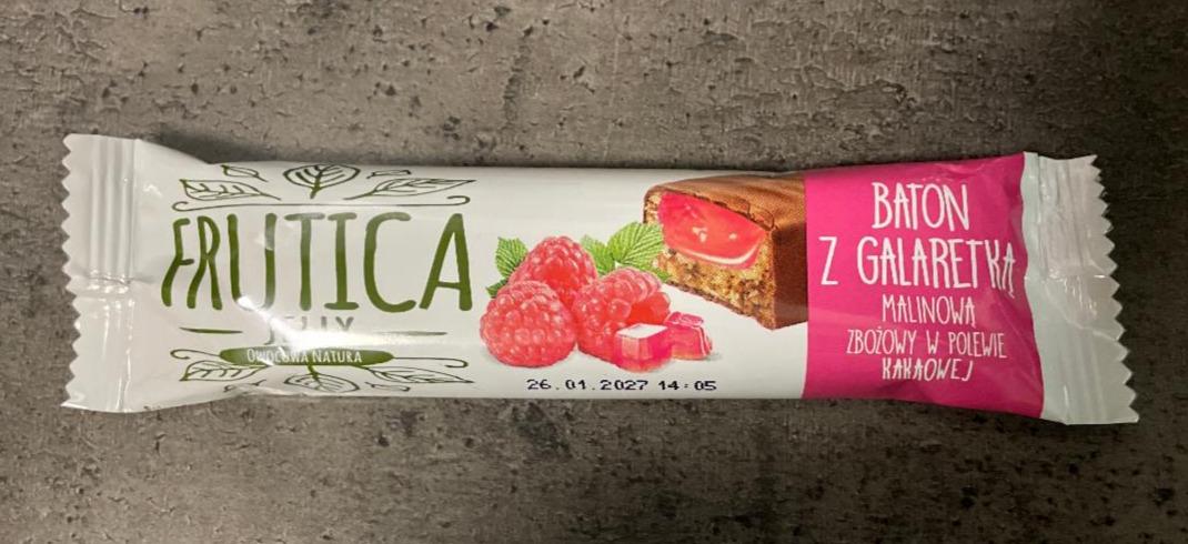 Zdjęcia - FRUTICA Jelly Baton z galaretką malinową w polewie mleczno-kakaowej