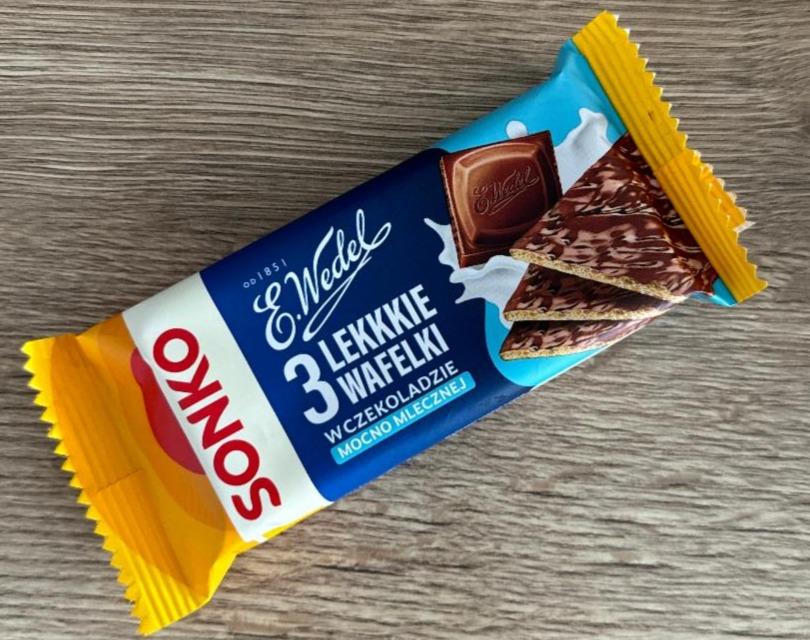 Zdjęcia - SONKO 3 Lekkie wafelki w czekoladzie mocno mlecznej E.Wedel