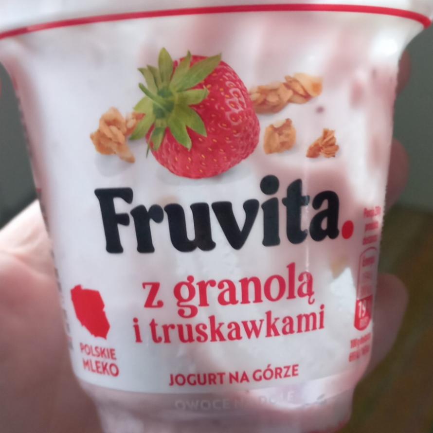 Zdjęcia - Jogurt z granolą i truskawkami Fruvita