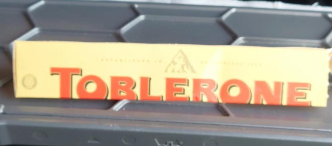 Zdjęcia - Szwajcarska czekolada mleczna z nugatem miodowo-migdałowym Toblerone