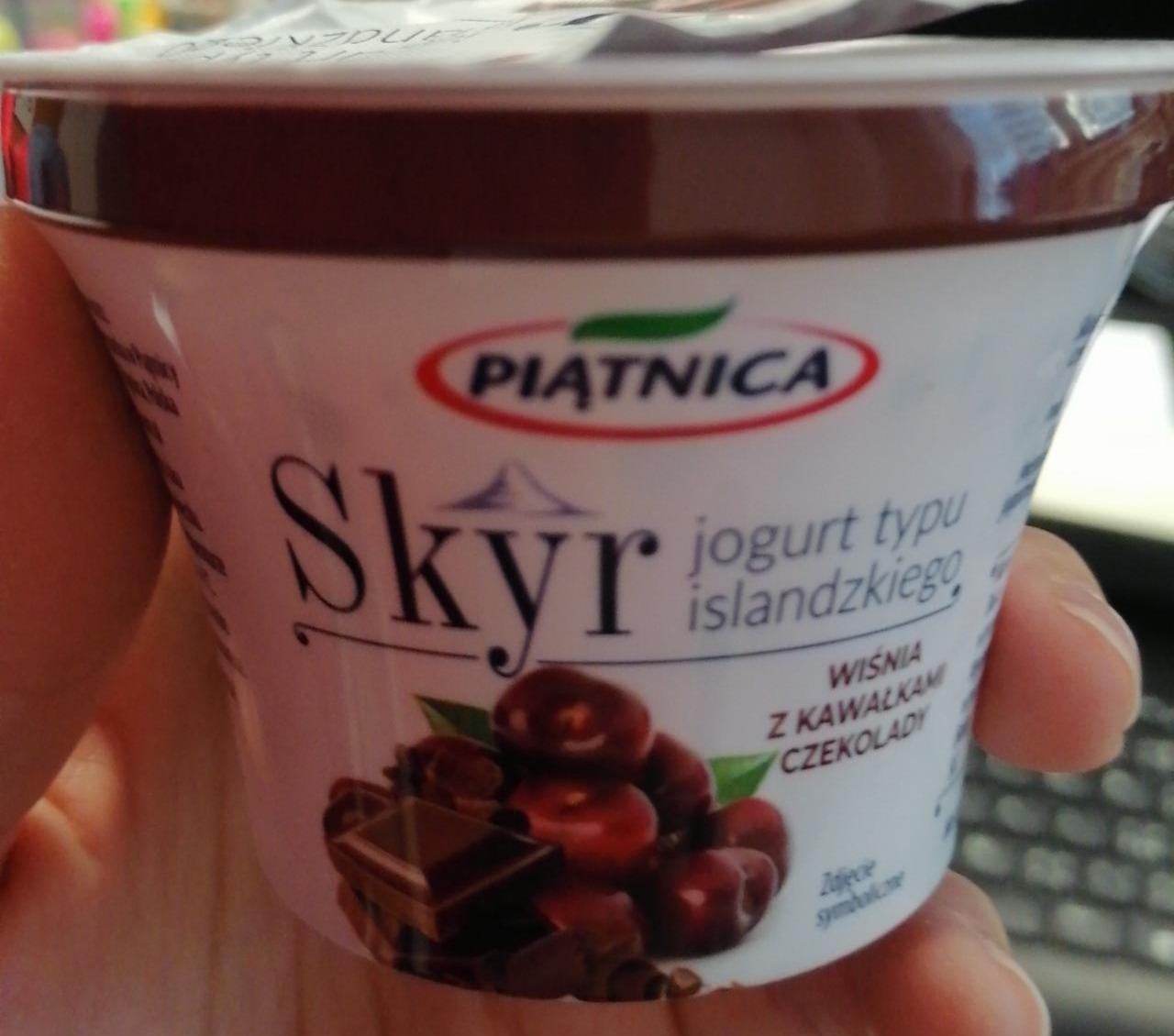 Zdjęcia - Skyr jogurt typu islandzkiego wiśnia z kawałkami czekolady Piątnica