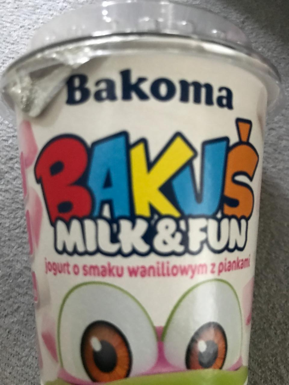 Zdjęcia - Bakuś milk & fun jogurt o smaku waniliowym z piankami Bakoma