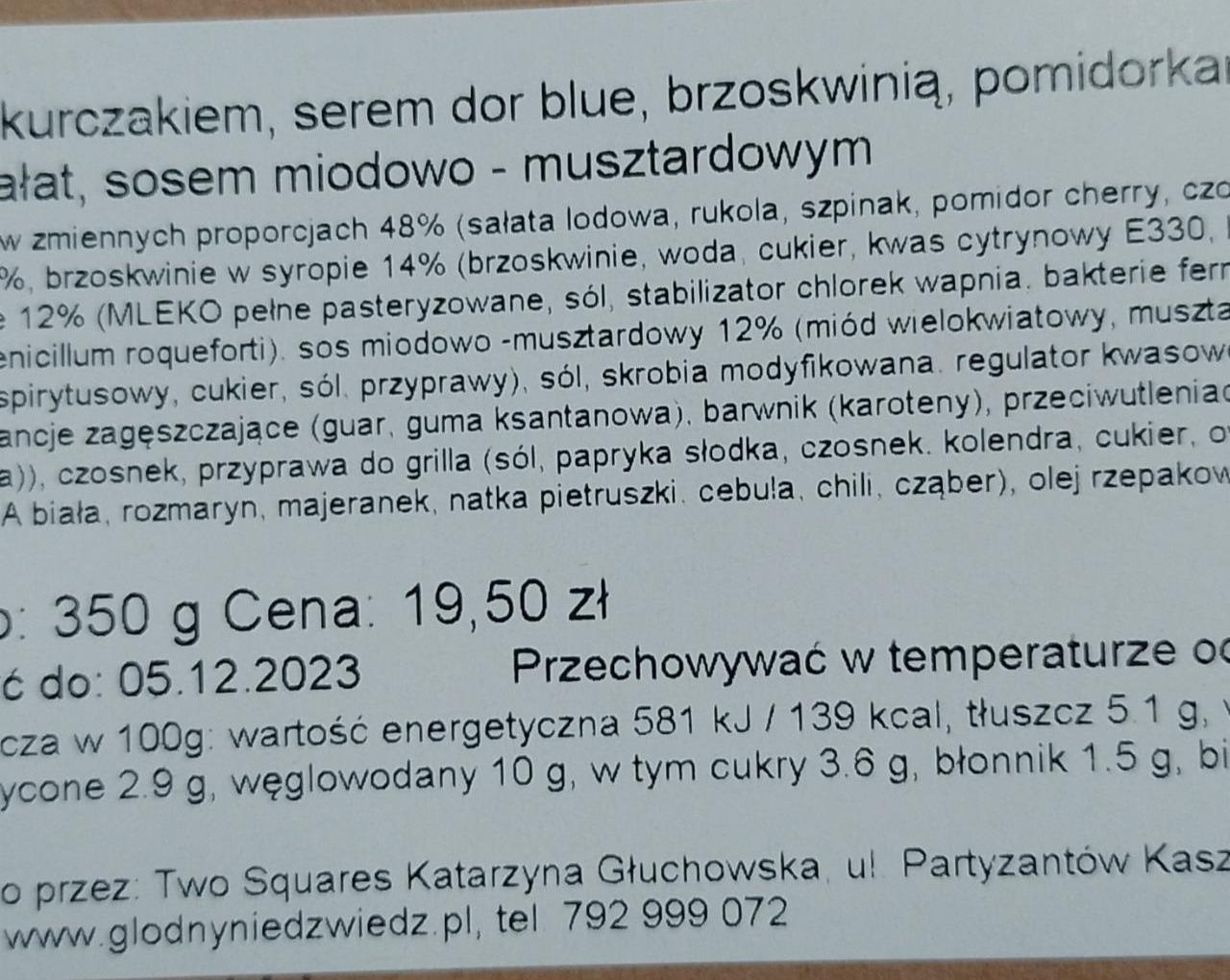 Zdjęcia - Sałatka z kurczakiem, serem dor blue, brzoskwinią, pomidorkami, miksem sałat Głodny Niedźwiedź