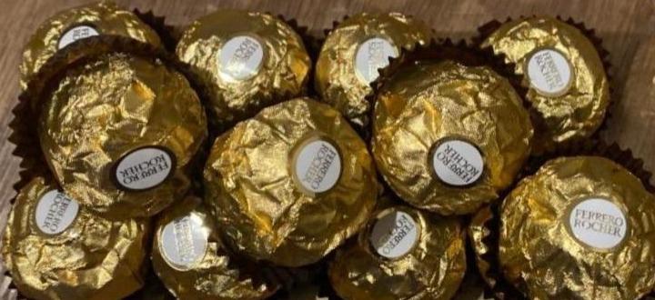 Zdjęcia - Chrupiący wafelek z kremowym nadzieniem i orzechem laskowym Ferrero Rocher