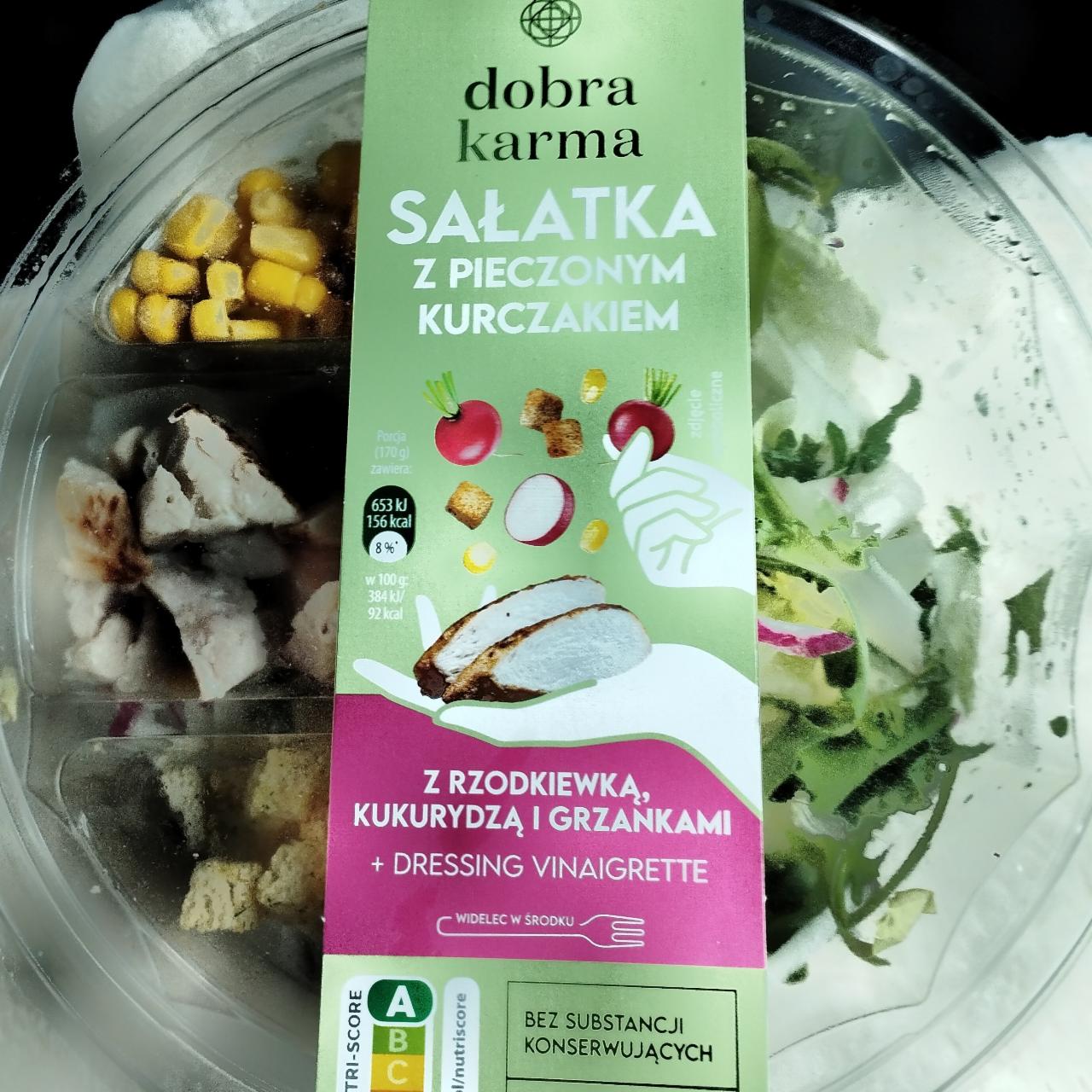 Zdjęcia - Sałatka z pieczonym kurczakiem z rzodkiewką, kukurydzą i grzankami Dobra karma