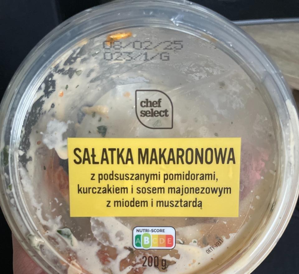 Zdjęcia - Sałatka makaronowa z podsuszonymi pomidorami kurczakiem i sosem majonezowym z miodem i musztardą Chef Select