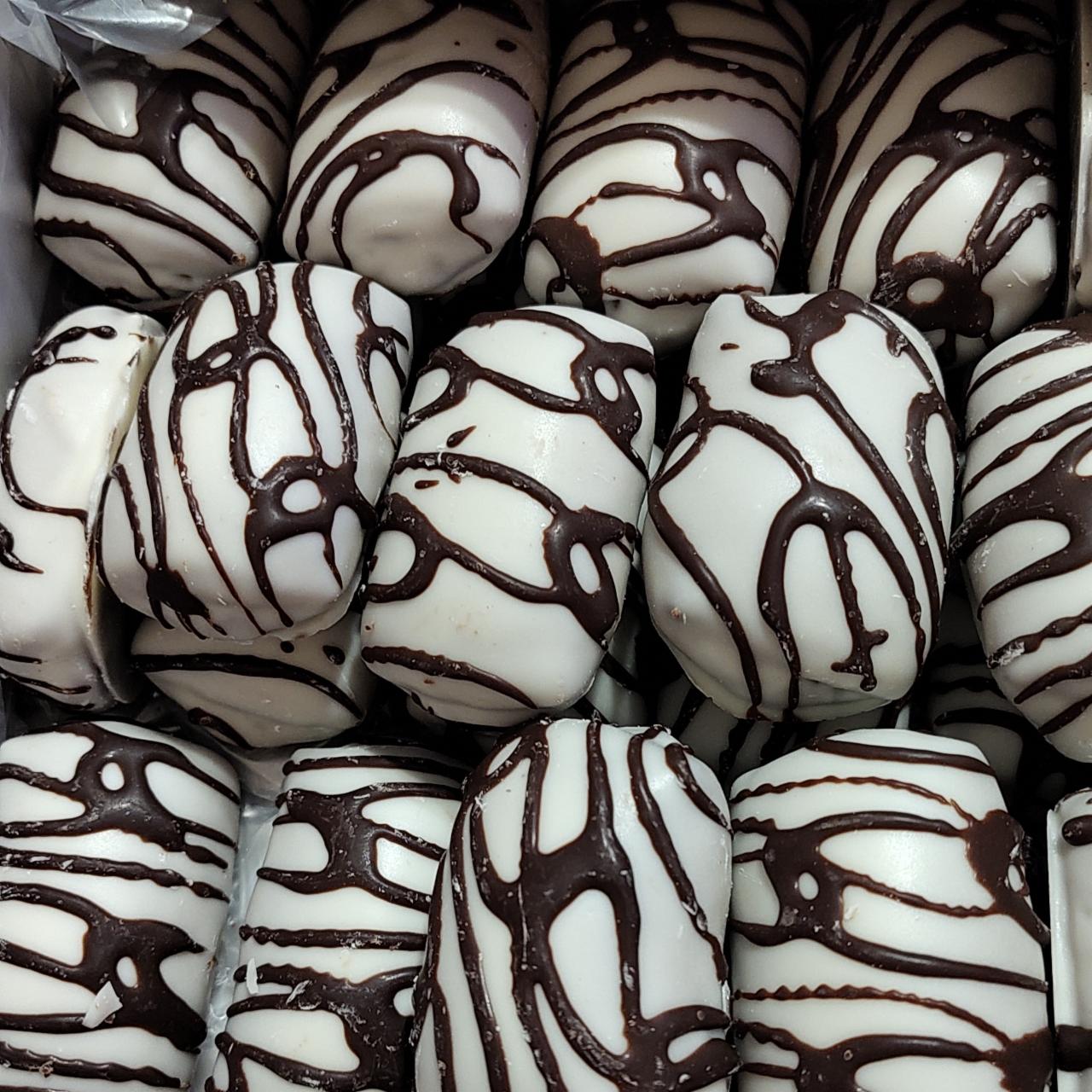Zdjęcia - Piernik familijny z nadzieniem jabłkowym w białej polewie Prestige Confectionery