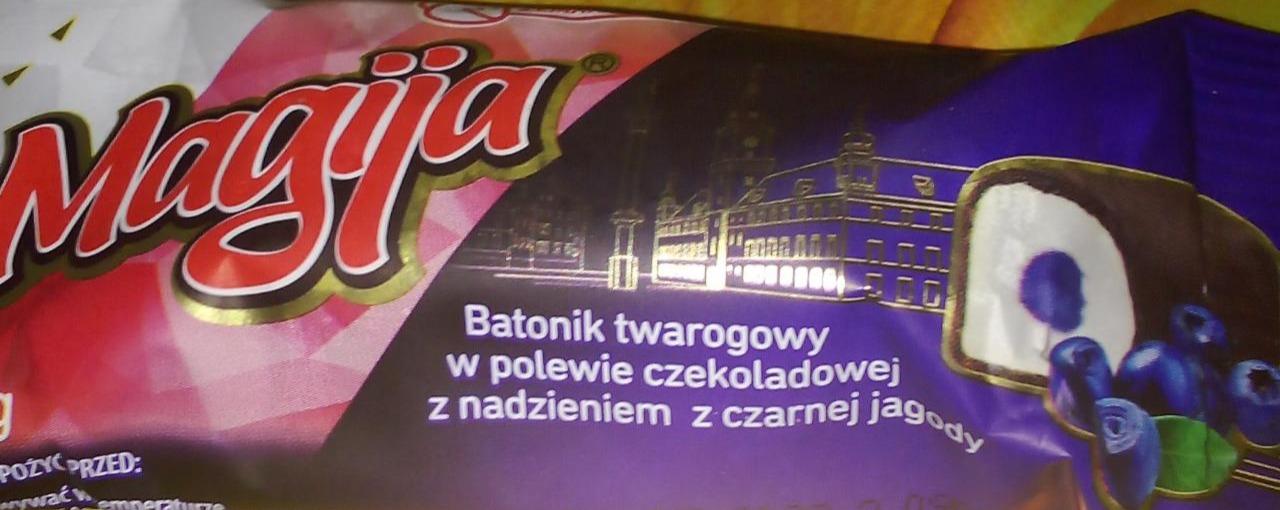 Zdjęcia - Magija Batonik twarogowy w polewie czekoladowej z nadzieniem z czarnej jagody 40 g