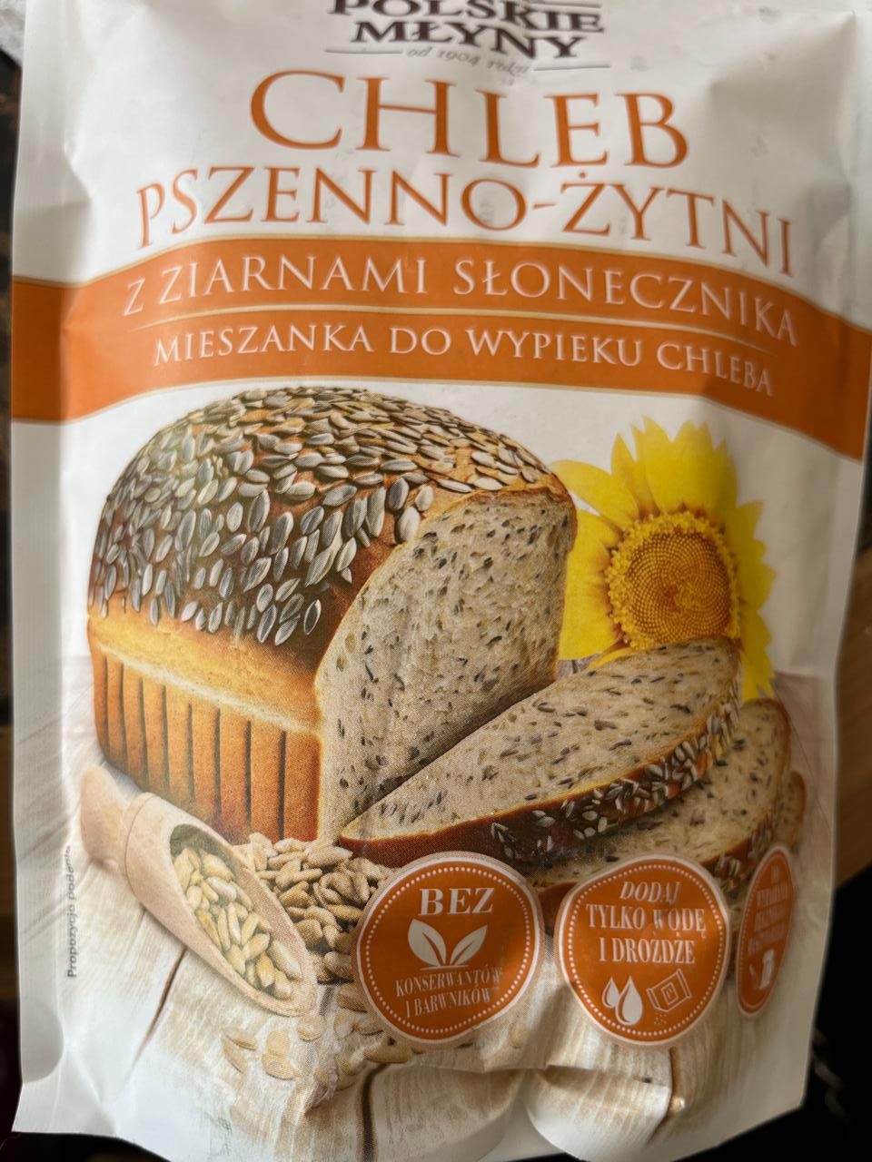 Zdjęcia - Mieszanka do wypieku chleba chleb pszenno-żytni z ziarnami słonecznika Polskie Młyny