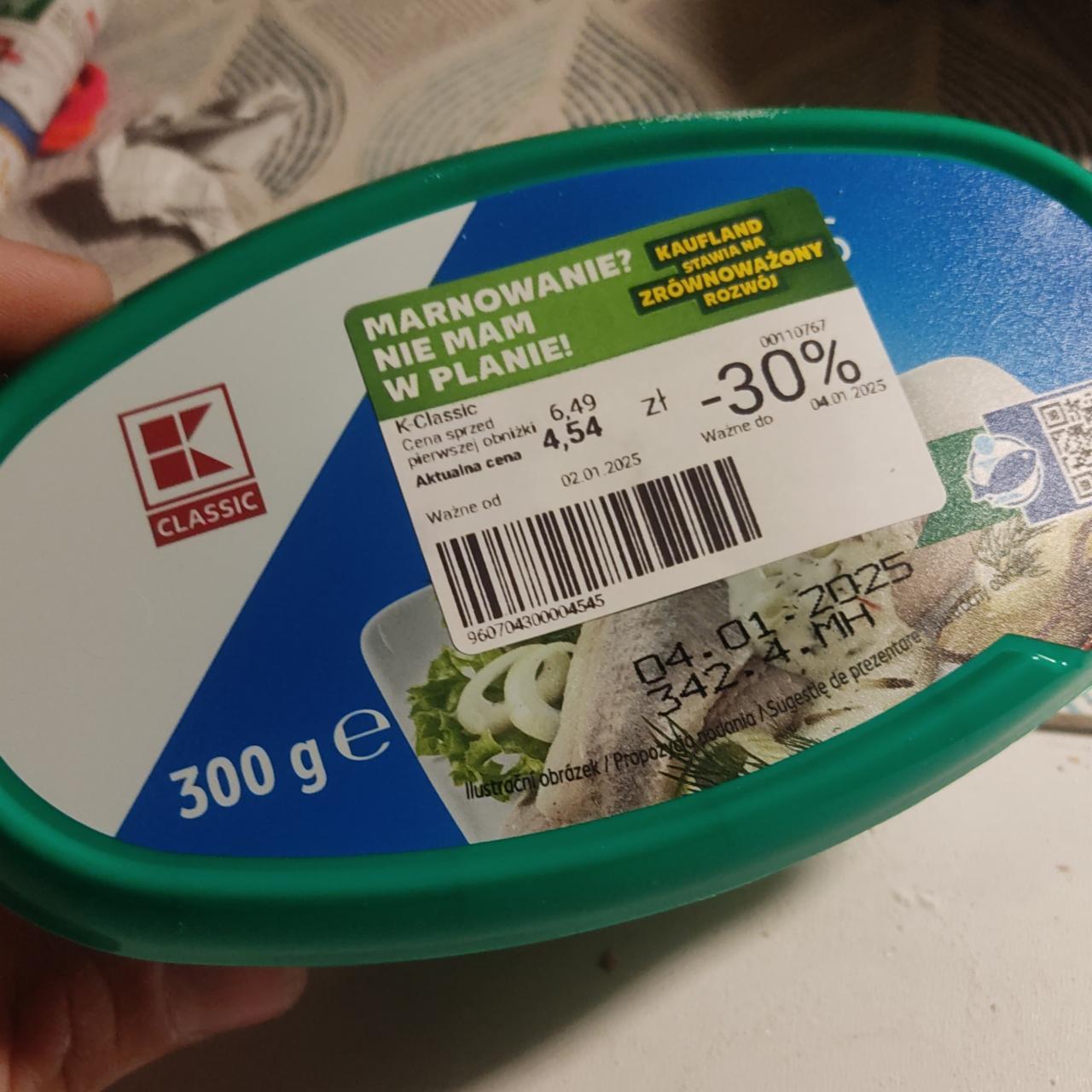 Zdjęcia - Marynowane filety ze śledzia w sosie śmietanowo koperkowym z ogórkiem cebulą i jabłkiem K-Classic
