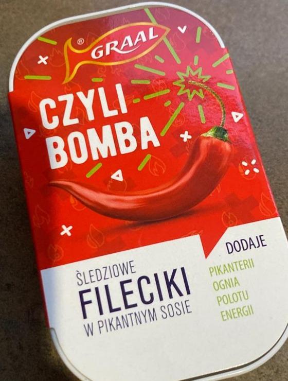 Zdjęcia - Czyli bomba fleciki śledziowe w sosie pomidorowym z mozzarellą i papryką jalapeno Graal