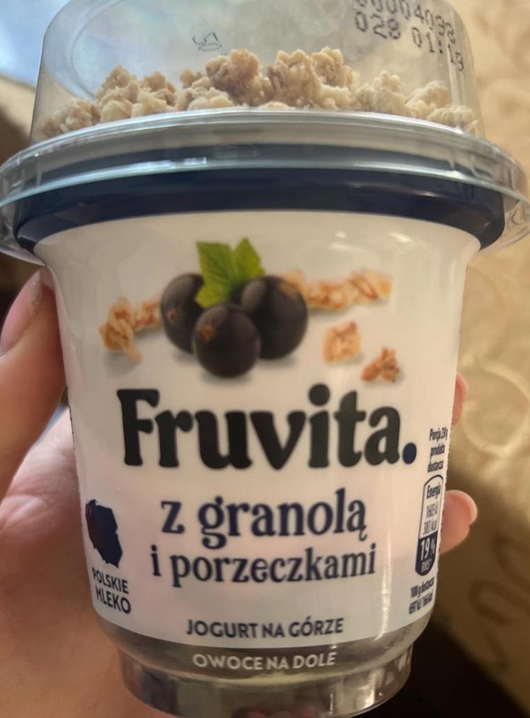 Zdjęcia - Jogurt z granolą i porzeczkami FruVita