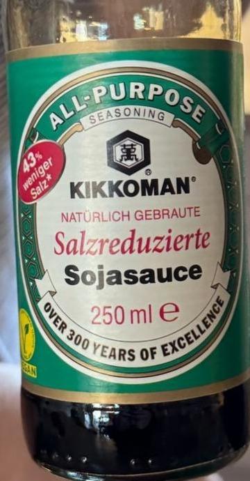 Zdjęcia - Kikkoman Naturalnie warzony sos sojowy 43 % mniej soli 150 ml