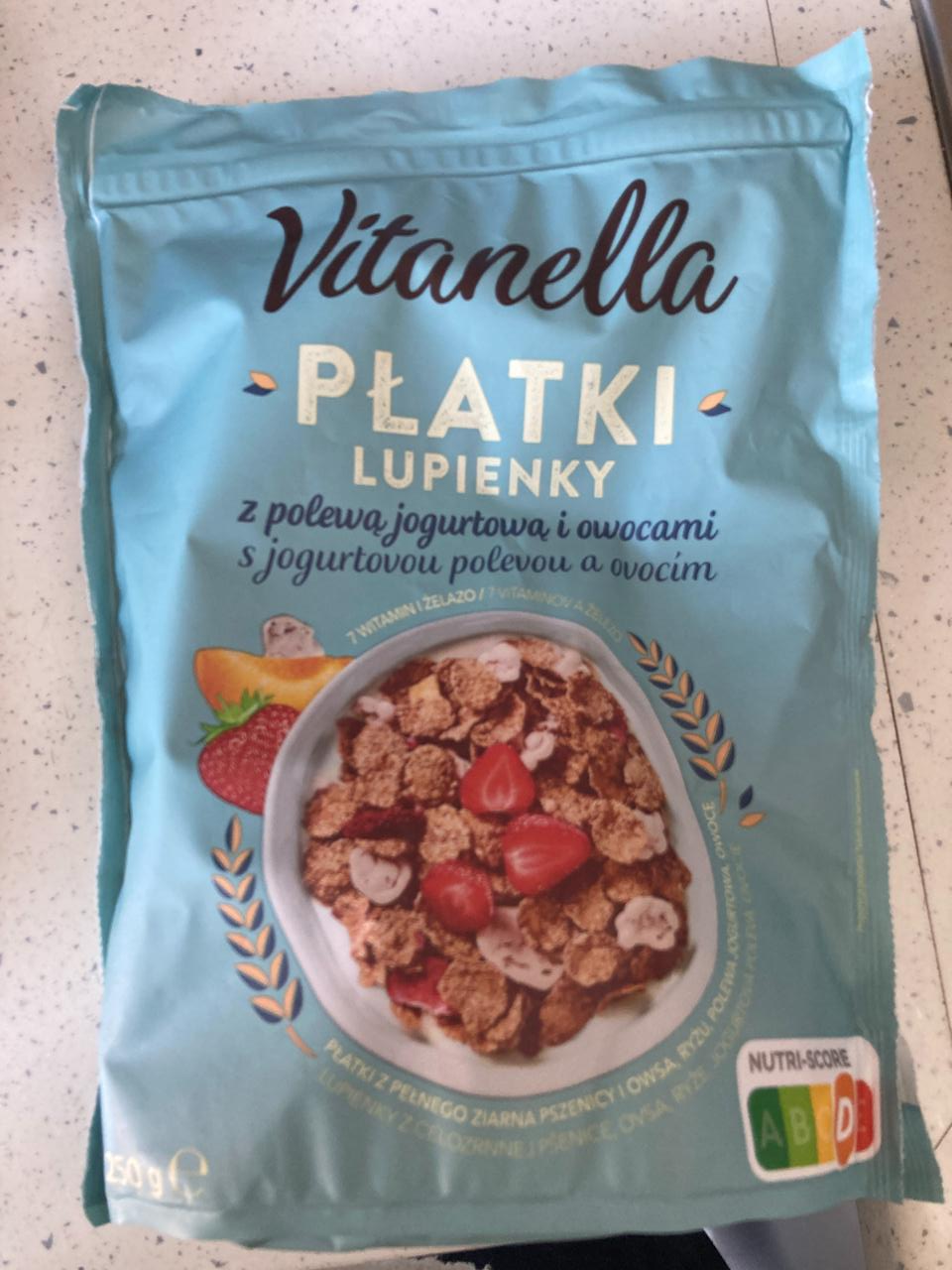 Zdjęcia - Płatki z polewą jogurtową i owocami Vitanella