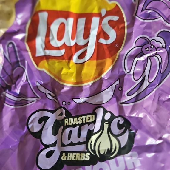 Zdjęcia - Roasted garlic & herbs flavour Lay's