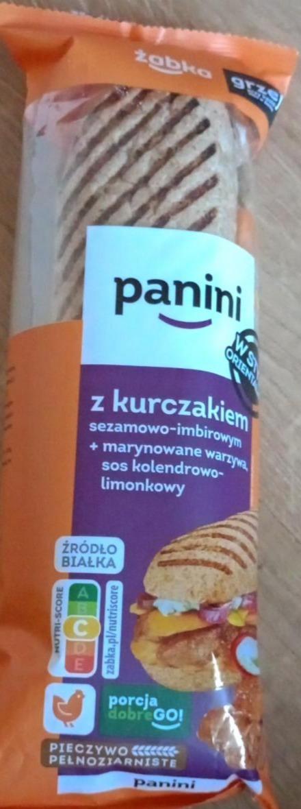 Zdjęcia - Panini z kurczakiem sezamowo imbirowym marynowane warzywa sos kolendrowo limonkowy Żabka