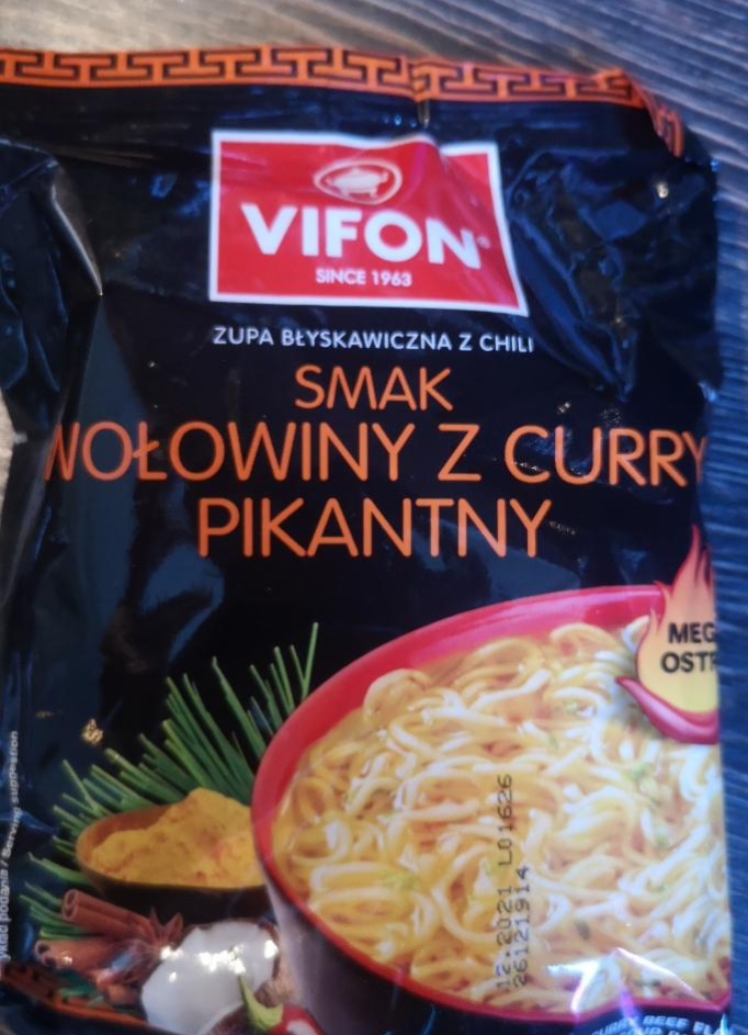 Zdjęcia - Vifon Zupa błyskawiczna smak wołowiny z curry pikantny 70 g