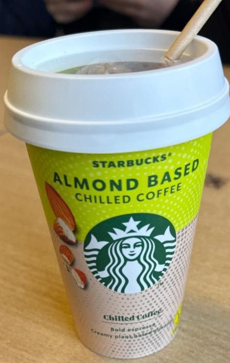Zdjęcia - Almond based chilled coffee Starbucks