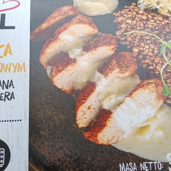 Zdjęcia - Polędwica w sosie chrzanowym z kaszą gryczaną i surówką z selera Eat Well