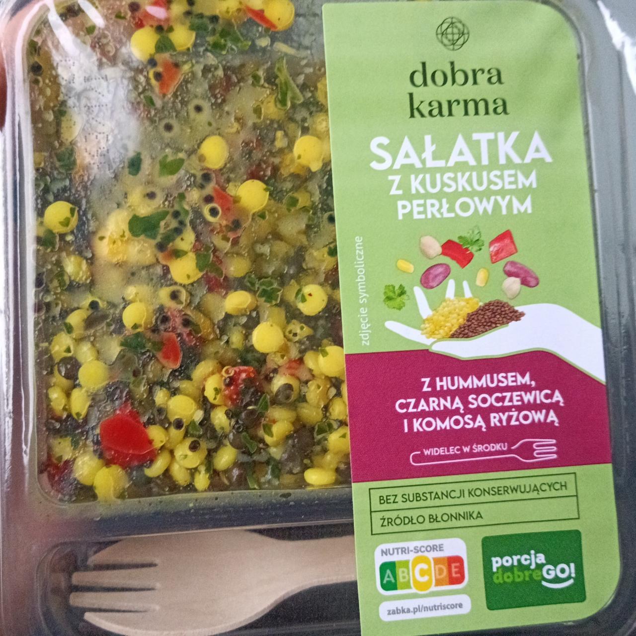 Zdjęcia - Sałatka z kuskusem perłowym z hummusem czarną soczewicą i komosą ryżową Dobra Karma